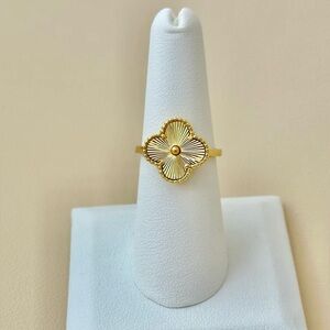 Gold clover ring
